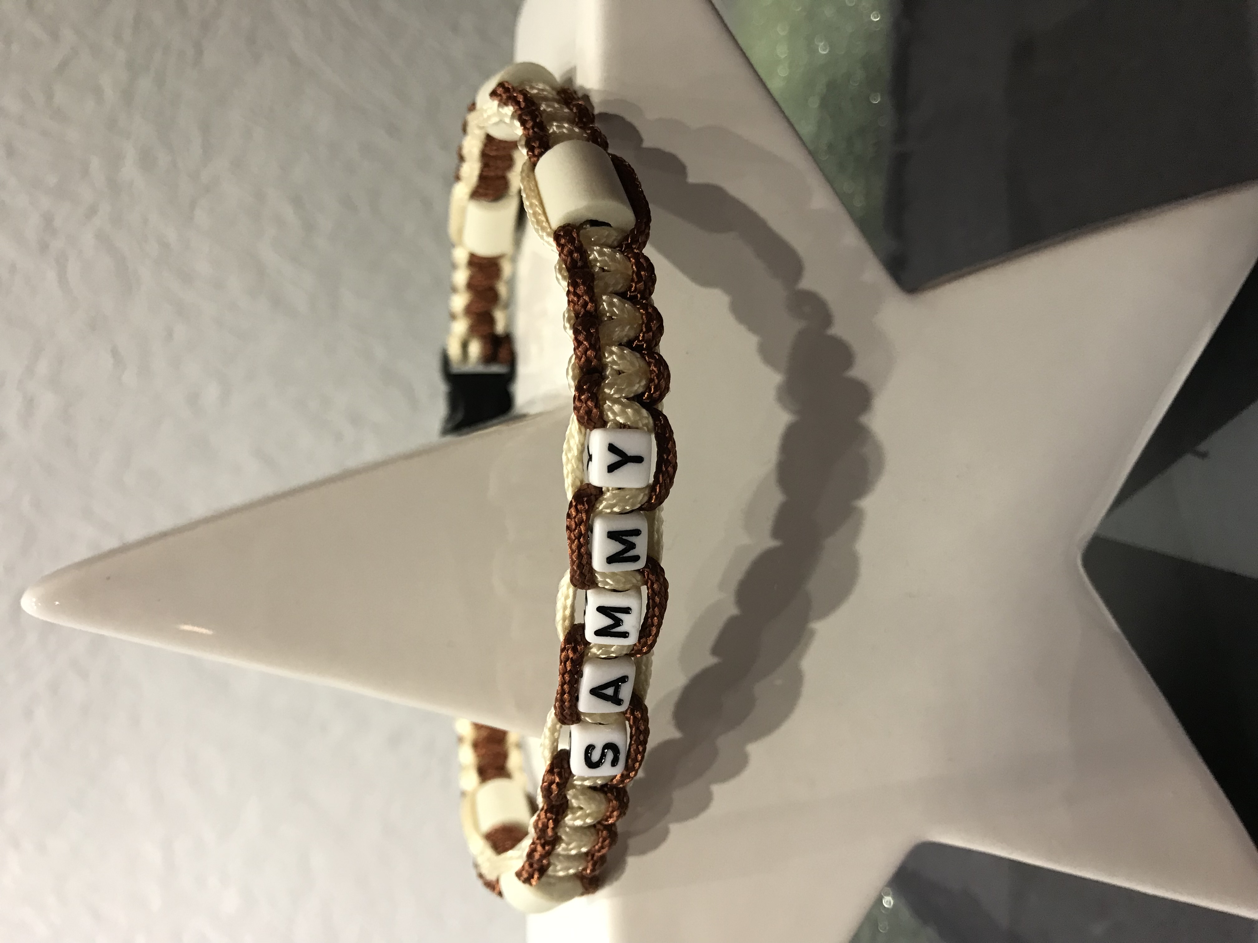 Creme mit Rustybraun und Namen.