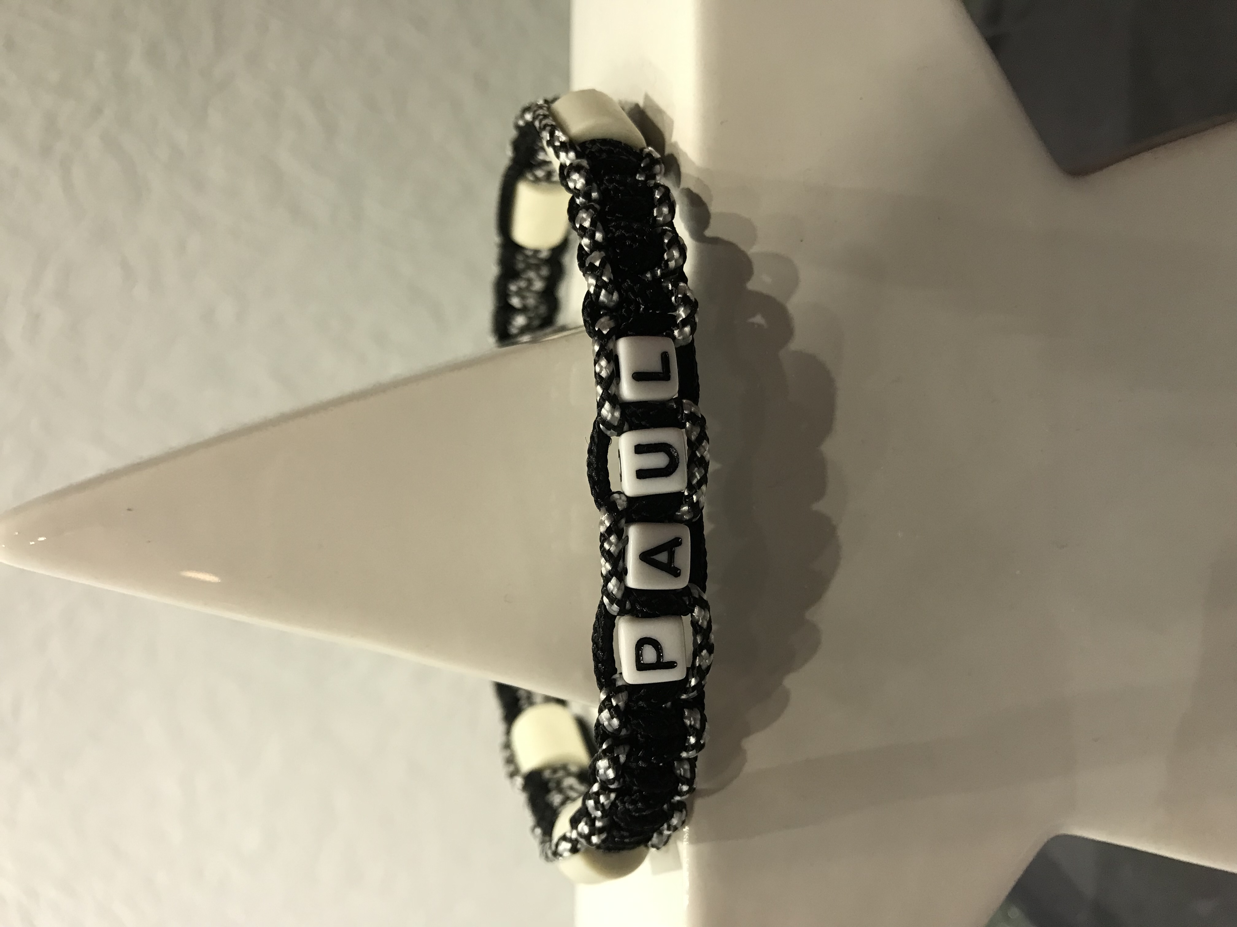 Schwarz mit silver diamonds und Namen.