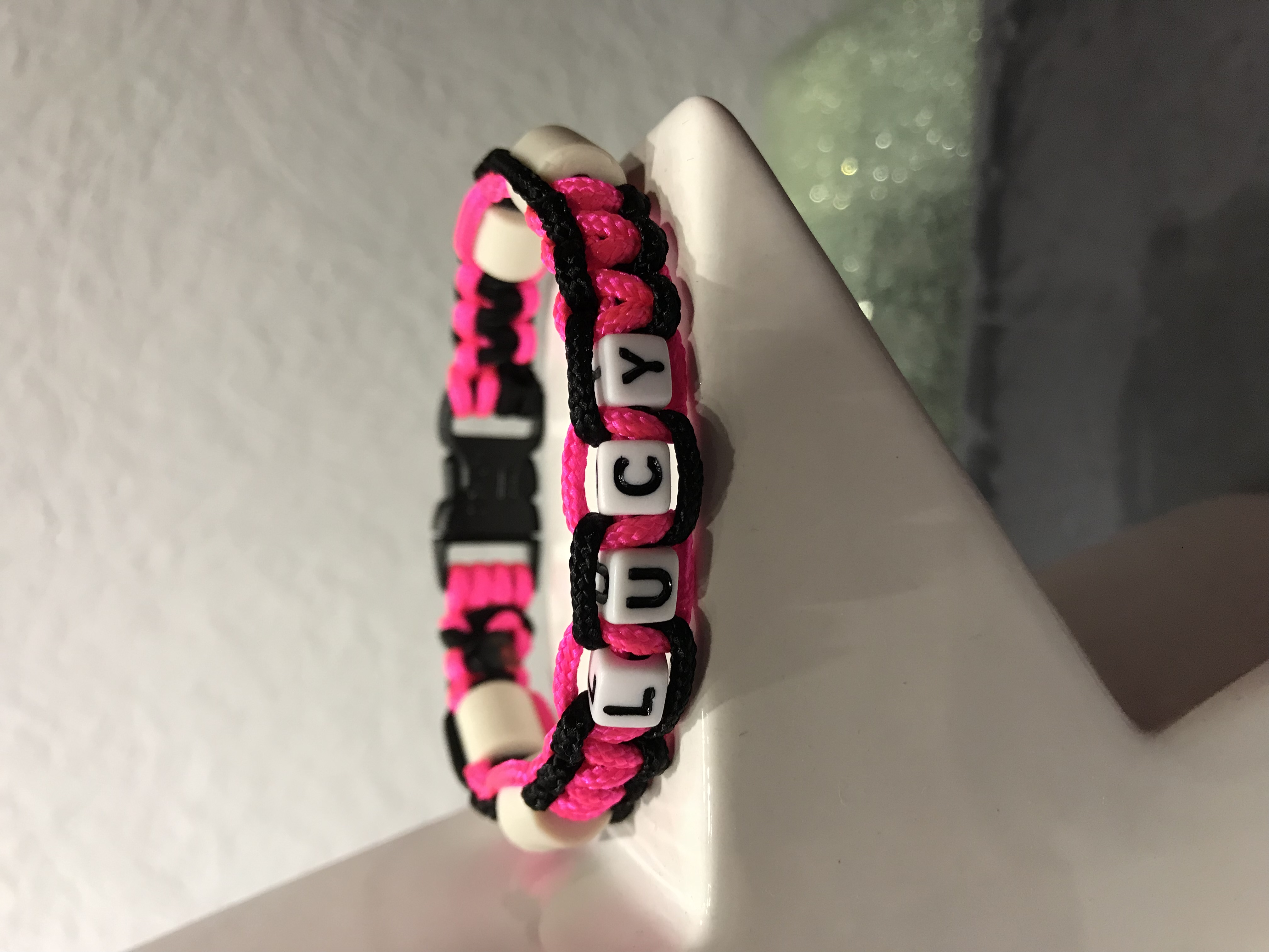 Neonpink mit schwarz und Namen.