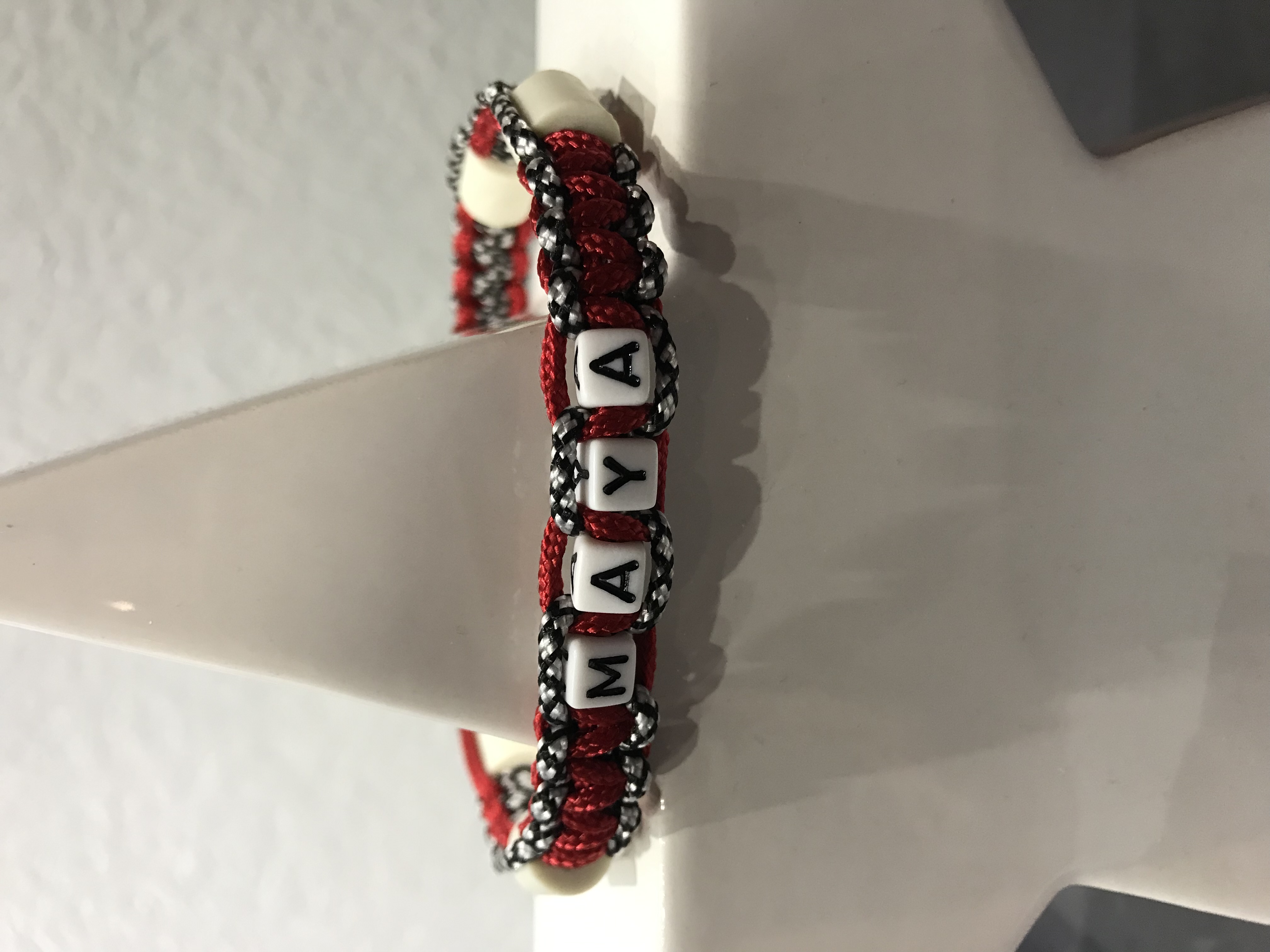 Rot mit silver diamonds und Namen.