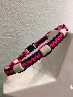 EM-Keramik Halsband in neonpink & Black x Camo mit schwarz.