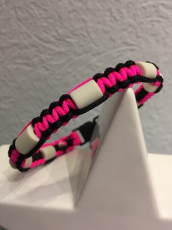 EM-Keramik Halsband in neonpink mit schwarz.
