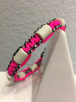 EM-Keramik Halsband in neonpink und silver diamonds.